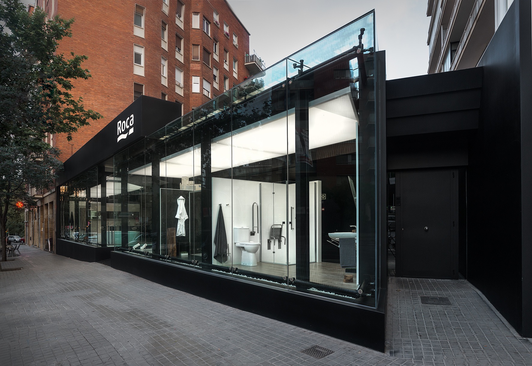 <p>El mejor y más amplio escaparate de productos&nbsp;Roca, tanto sanitario como cerámica, con atención personalizada.</p>1